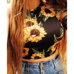 NWOT Sunflower print halter top 🌻